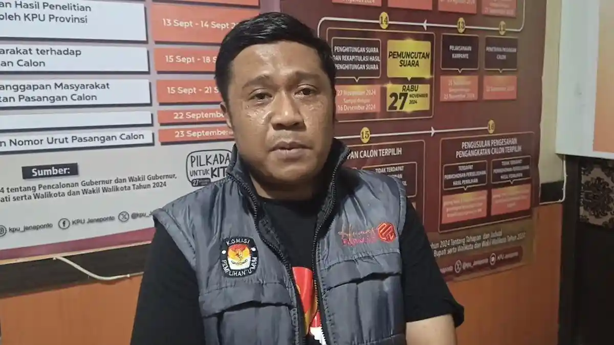 Bukan Petugas KPPS, Siapa Pria Arahkan Lansia Coblos Paslon Tertentu di Pilkada Jeneponto?
