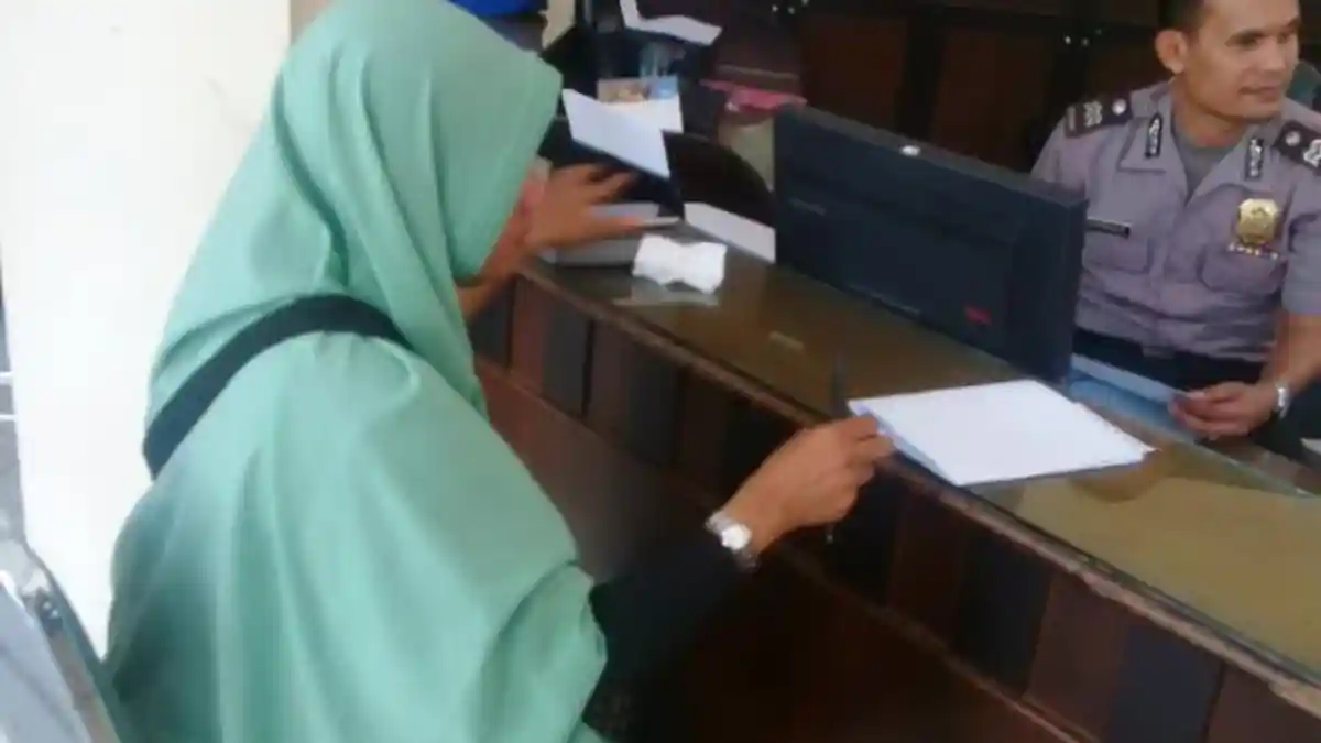 Menunggu Kedatangan Suami, Begitu Datang Hariani Malah Ditendang dan Diinjak