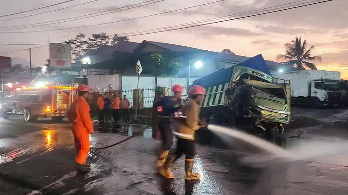 Kronologi Kecelakaan Adu Banteng Hiace Vs Truk di Wonosobo Jateng, 5 Orang Terluka, Sopir Terjepit