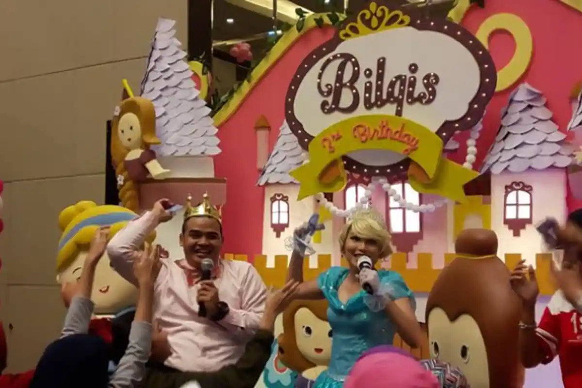 Wuih, Rayakan Ultah Anaknya, Ayu Ting Ting Lempar-lempar Uang ke Para Undangan