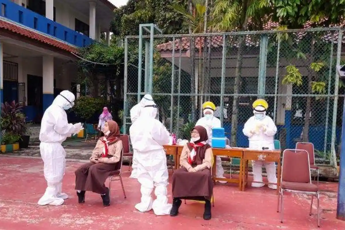 9 Siswa dan Guru SMPN 2 Depok Terpapar Covid-19, Sekolah Langsung Gelar Swab Test PCR Massal