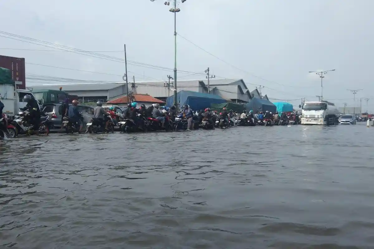 Pantura Semarang Demak Macet Parah karena Banjir Rob di Sayung, Pengendara Memilih Meliburkan Diri