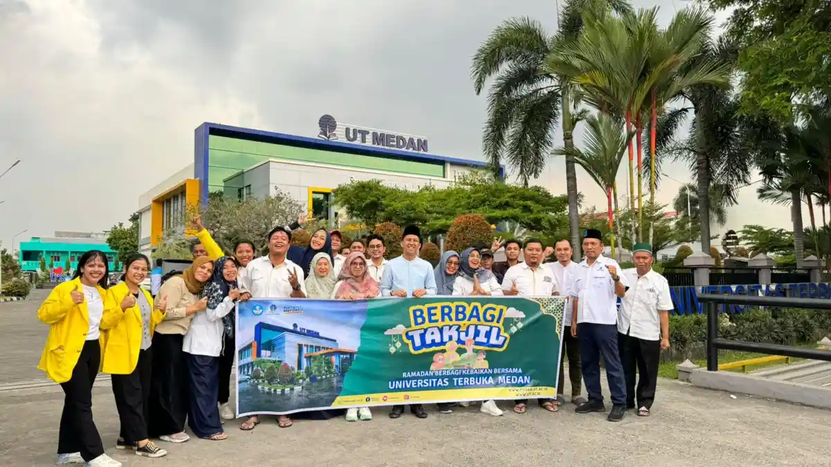 Berbagi di Bulan Ramadan, UT Medan Bagikan 450 Paket Takjil ke Pengguna Jalan - Berbagi-di-Bulan-Ramadan-UT-Medan-Bagikan-450-Paket-Takjil-ke-Pengguna-Jalan-1.jpg