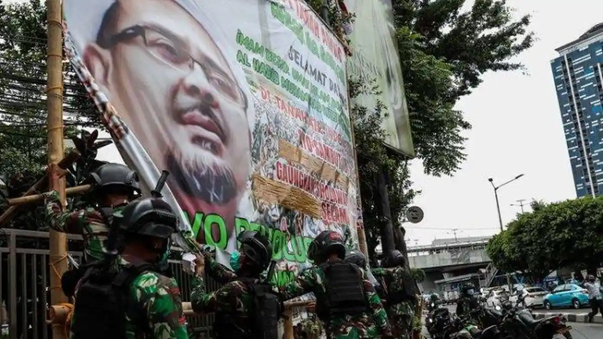 PERINTAH Pangdam Jaya Copot Paksa Spanduk Rizieq Shihab Langsung Direspons FPI dan Satpol PP
