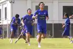 Pemain-rekrutan-baru-Arema-FC-Hanis-Sagara-dan-Asam-Alis-mengikuti-sesi-latihan-perdana.jpg