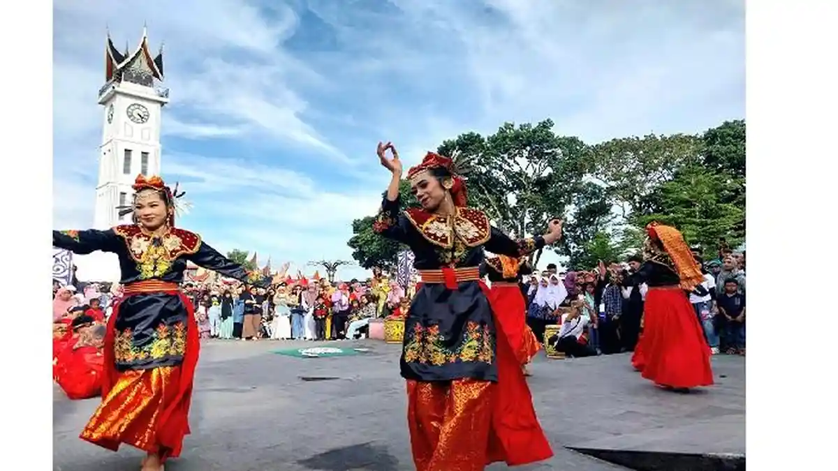 Sanggar Titian Rajo Tampilkan Tarian Melayu Meriahkan Event Pedati Kota Bukittinggi