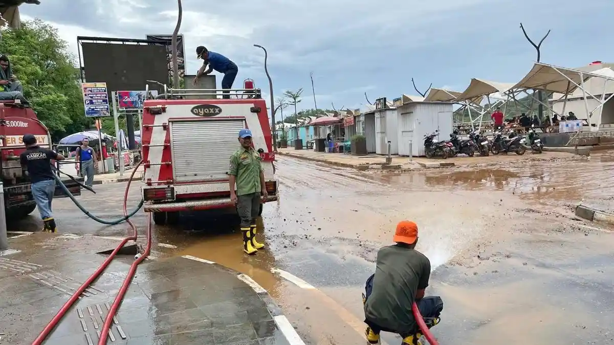 Jalan di Labuan Bajo Penuh Lumpur usai Banjir, Satpol PP Kerahkan 2 Unit Damkar