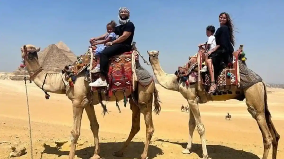 Penyanyi AS John Legend Bersama Istri dan Anak-Anaknya Berlibur di Piramida Mesir