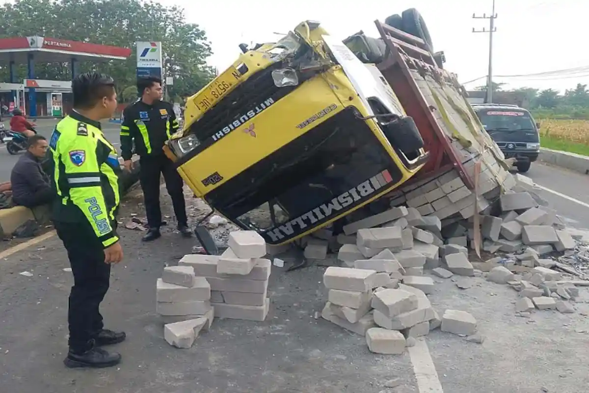 Kecelakaan 2 Truk di Mojoagung Jombang, Tiba-Tiba Truk Tronton Hilang Kendali