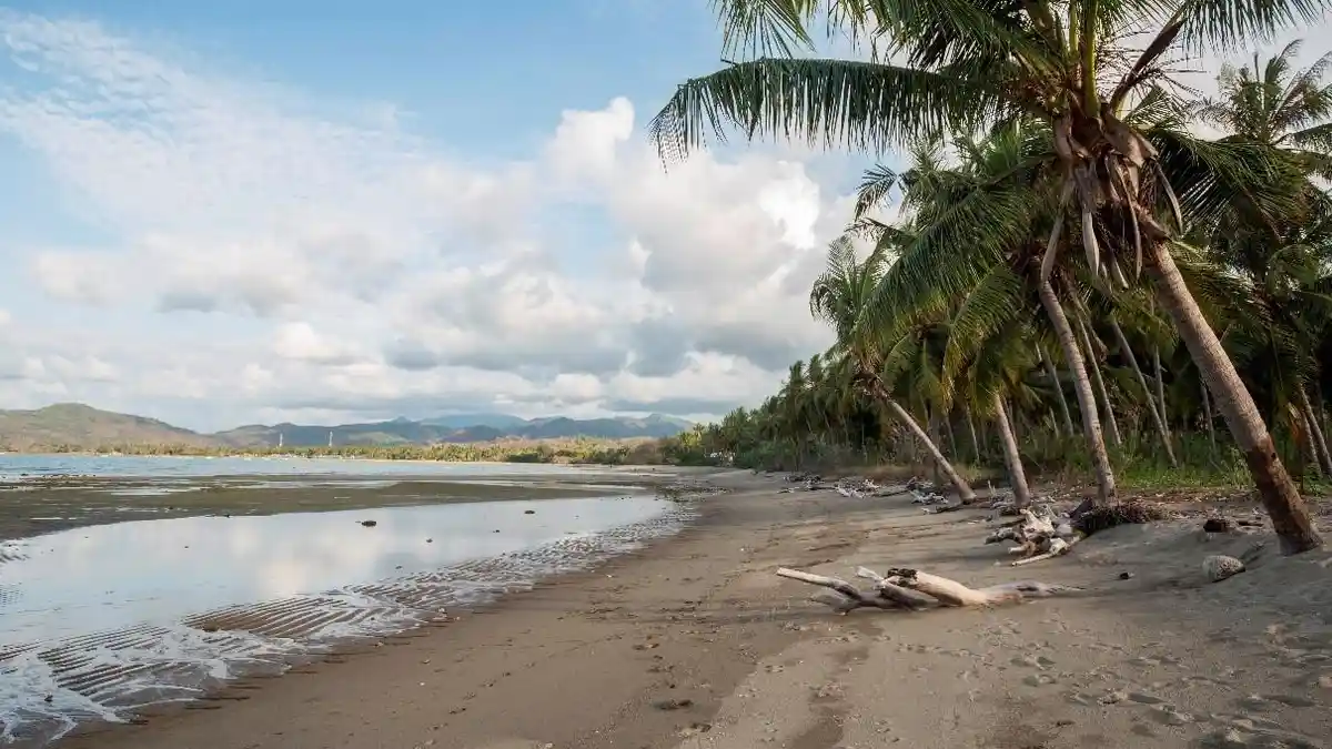 Pesona Pantai Sengari di Pantura Manggarai NTT