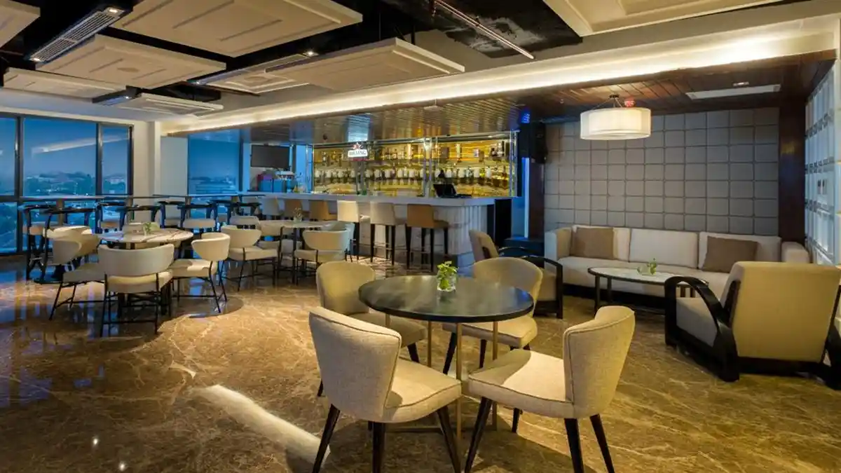 Ada Fashion Show Berkelas dan Makan Malam Mewah di Chadis Rooftop Bar