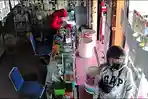 Detik-detik Pelaku Pencurian Berhasil Gondol HP di Jatinom Terekam CCTV