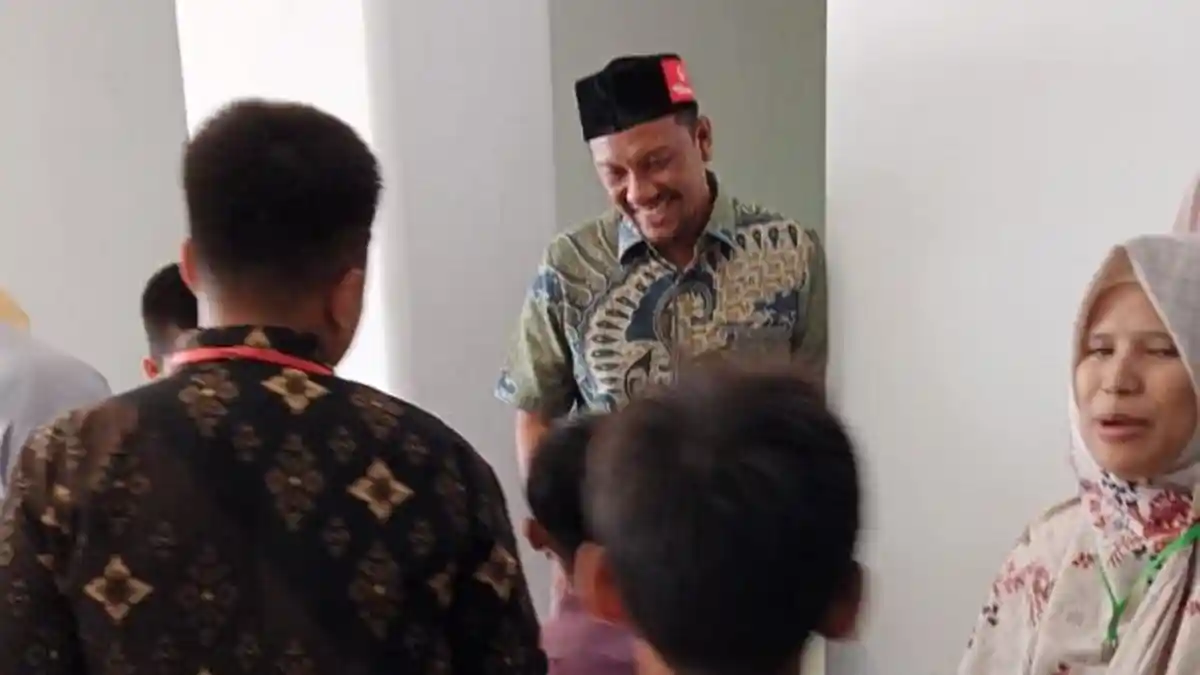 Syech Fadhil Ajak 100 Anak Yatim di Bireuen Belanja Baju Baru