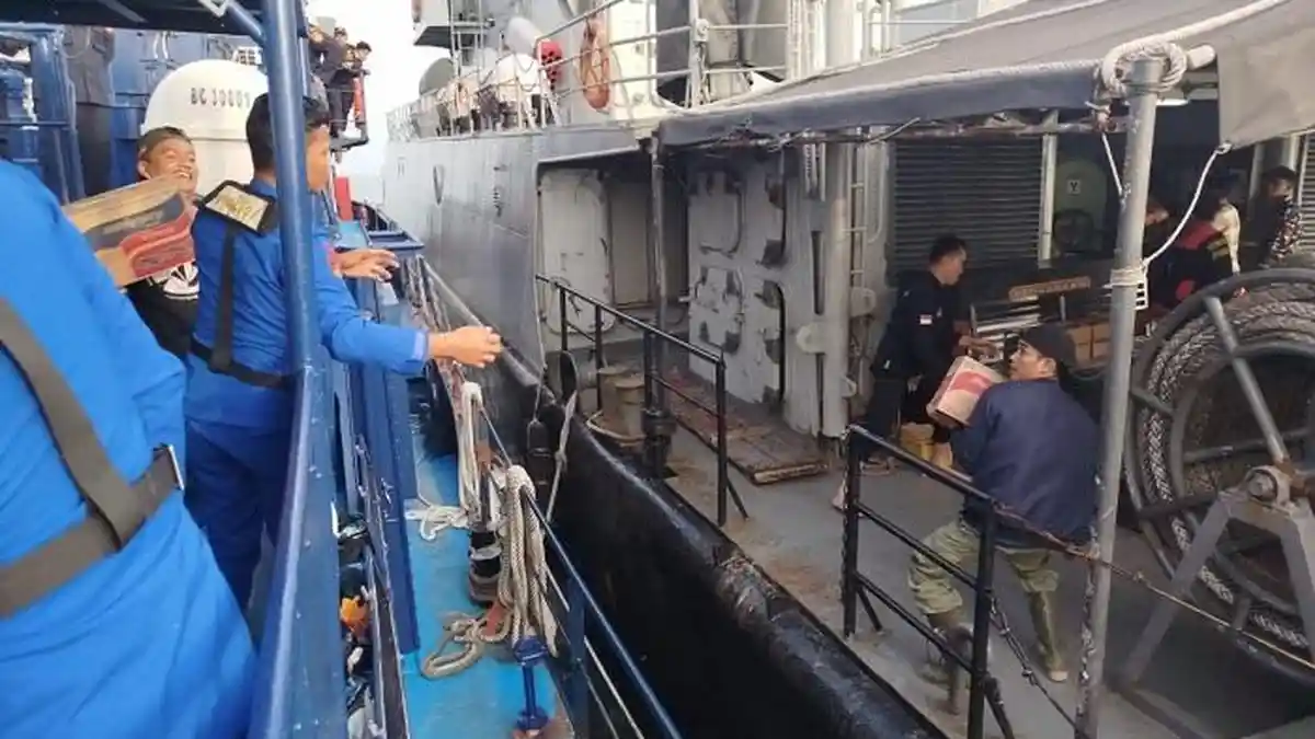 Kapal Bawa Bantuan Milik Bea Cukai Tiba di Langsa, Turunkan Logistik di Laut  - Serambinews.com