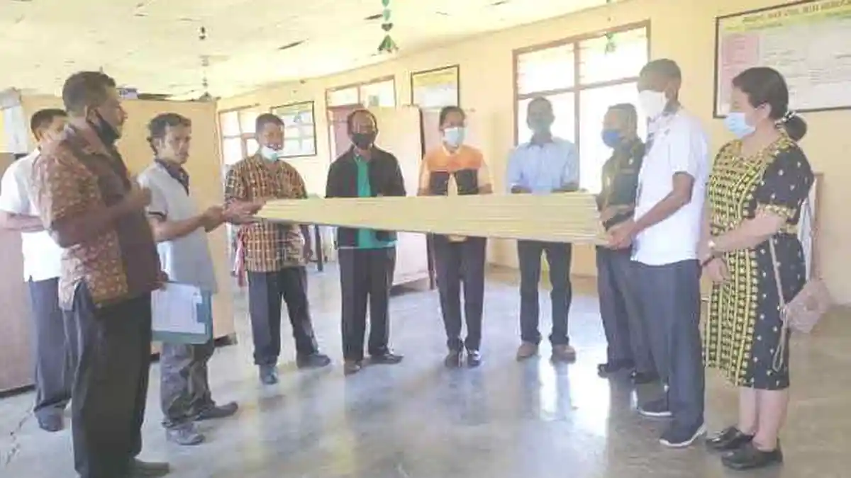 Ke Marapokot Wakil Bupati Nagekeo Serahkan 200 Lembar Seng untuk SD Negeri Aegela