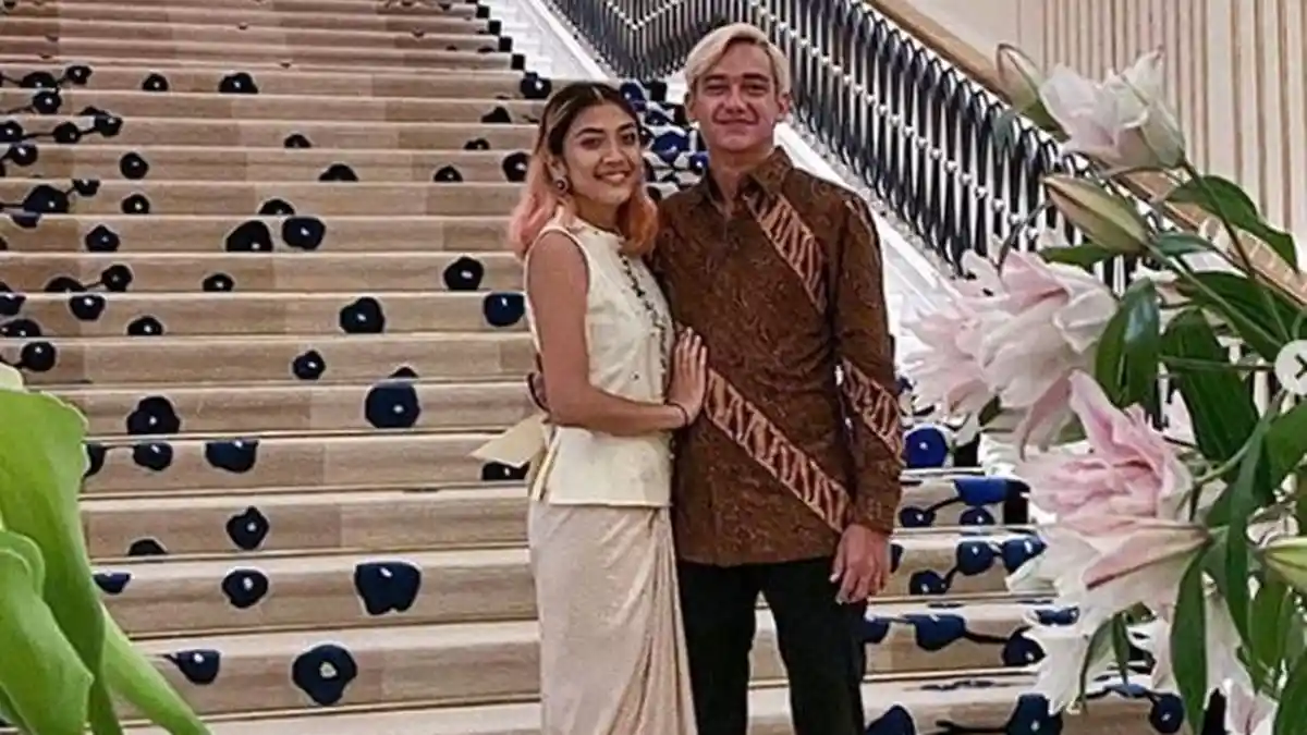 Adipati Dolken Bagikan Potret Kondangan Berdua dengan Canti Tachril, Pacaran?