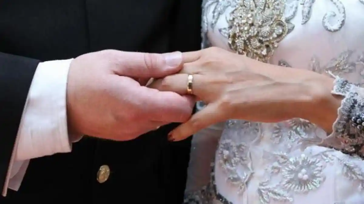 Tak Hiraukan Gosip Tetangga Soal Suami Selingkuh, Istri Terperangah Lihat Video Pernikahan Suami