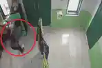 Rekaman-CCTV-pria-masuk-ke-area-Musala-di-Cirebon.jpg