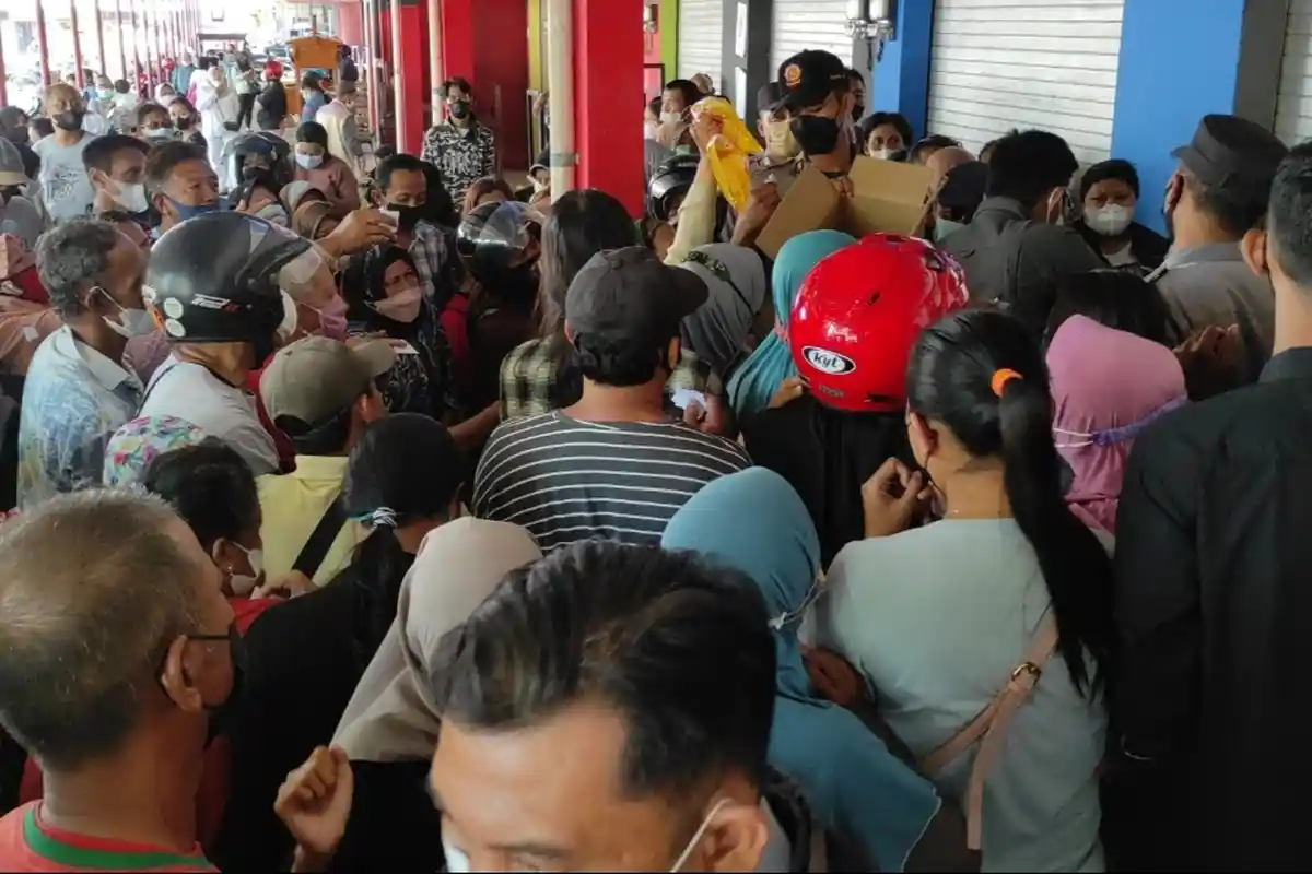 Operasi Pasar Minyak Goreng di Pasar Pon Blitar, Warga Berebut Dapat Tempat Pertama