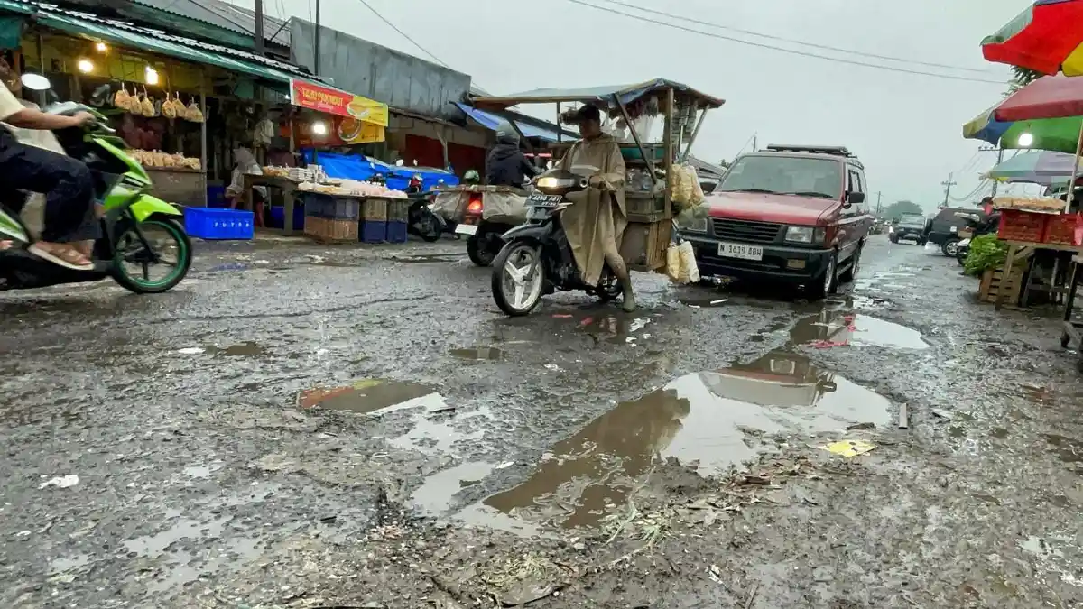 Jalan di Pasar Induk Gadang Kota Malang Rusak Parah