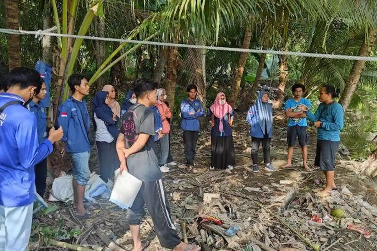 Mahasiswa Fakultas Teknik Hamzanwadi dan CEF Gelar Clean Up di Labuhan Haji