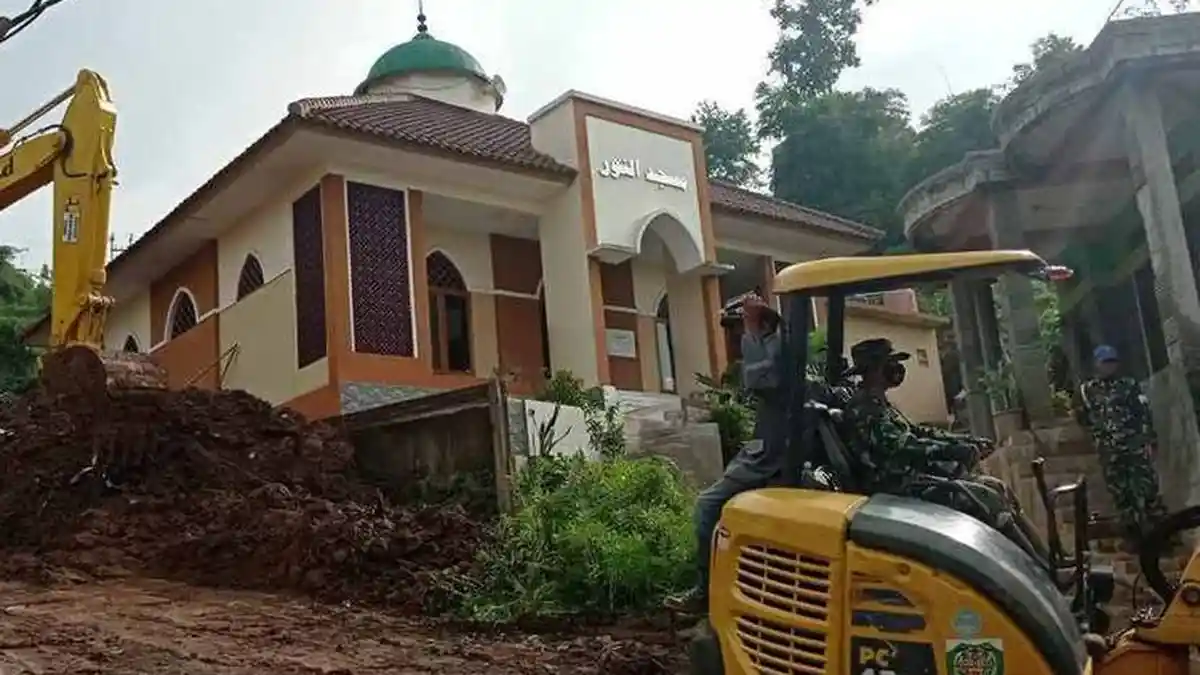 Longsor di Sumedang Tewaskan 13 Orang, Kapolres Selamat Setelah Berlindung di Masjid