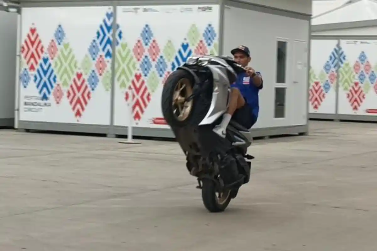 Toprak Razgatlioglu Iseng Aksi Wheelie di Belakang Paddock Sirkuit Mandalika