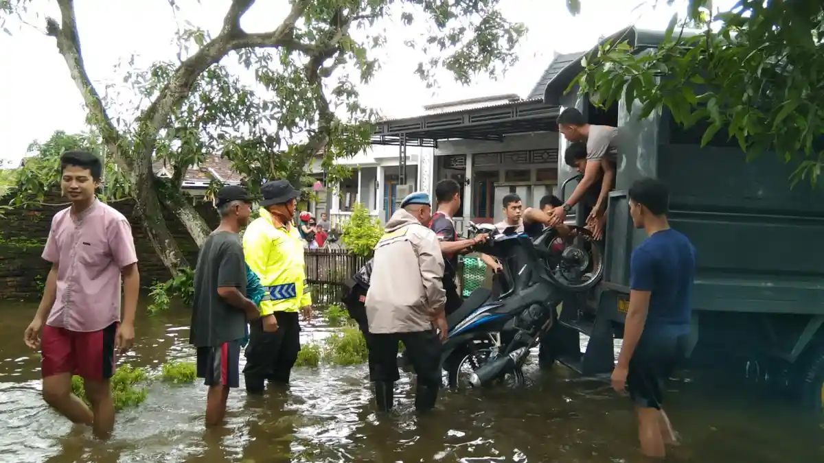 Polres Kudus Evakuasi Korban Banjir, Ingatkan Bahaya Korsleting Listrik di Wilayah Terdampak  