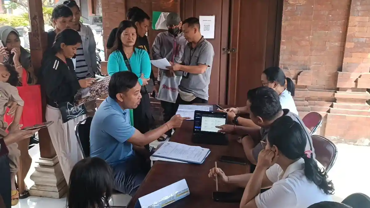 BREAKING NEWS: SD Jauh dari Rumah, Ratusan Orang Tua Siswa Geruduk Disdikpora Denpasar Minta Pindah - Tribun-bali.com