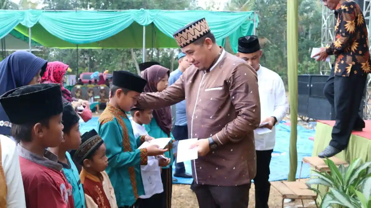 Bupati Dendi Serahkan Santunan untuk 25 Anak Yatim