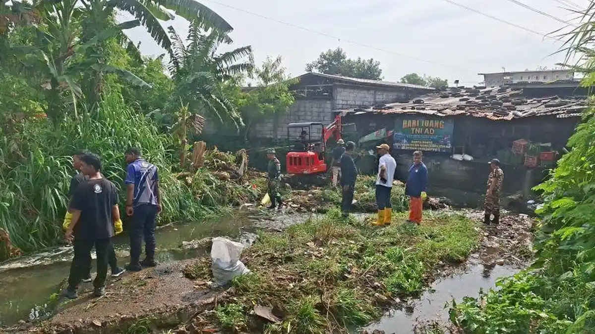 Pembersihan Sungai Cipinang Tahap 1 di Depok Terus Dikebut, Alat Berat Spider Mini Diterjunkan 