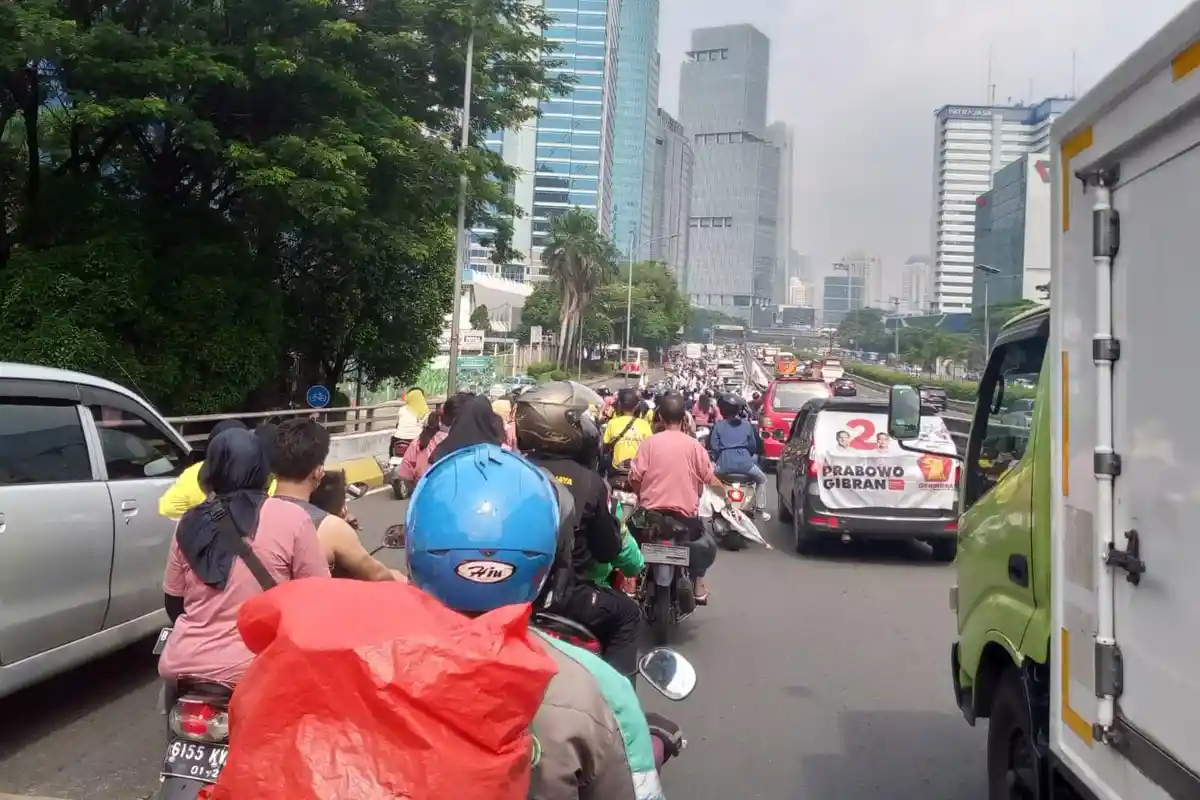 Kampanye Akbar Dua Capres, Lalin Jakarta Lumpuh, Warga Jalan Kaki dari Pancoran Hingga Senayan