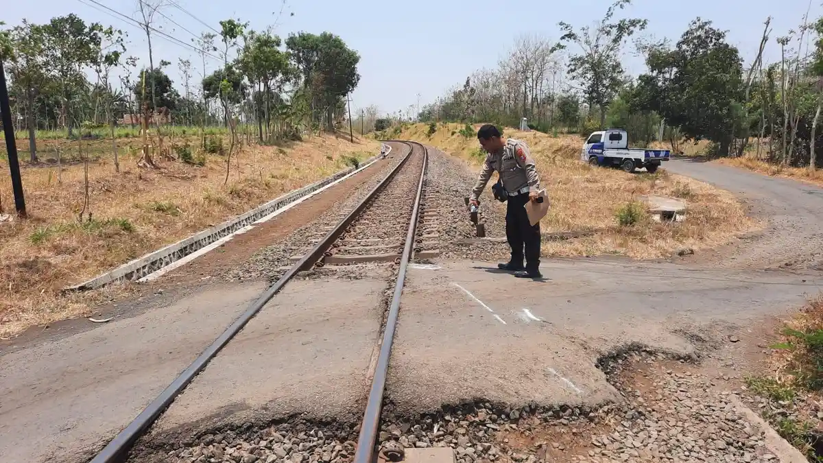 Istri Saksikan Suami Tertabrak Kereta Api saat Dibonceng, Mesin Motor Mati Lintasi Rel Tanpa Palang