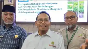Plh-Deputi-edukasi-dan-Sosialisasi-Partisipasi-dan-Kemitraan-BRGM_Hutan-Mangrove.jpg