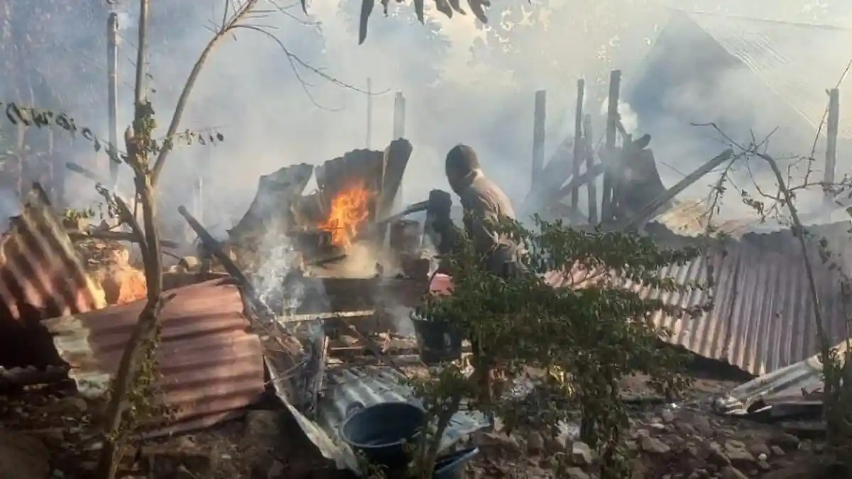 BREAKING NEWS : Rumah Semi Permanen di Flores Timur Ludes Terbakar