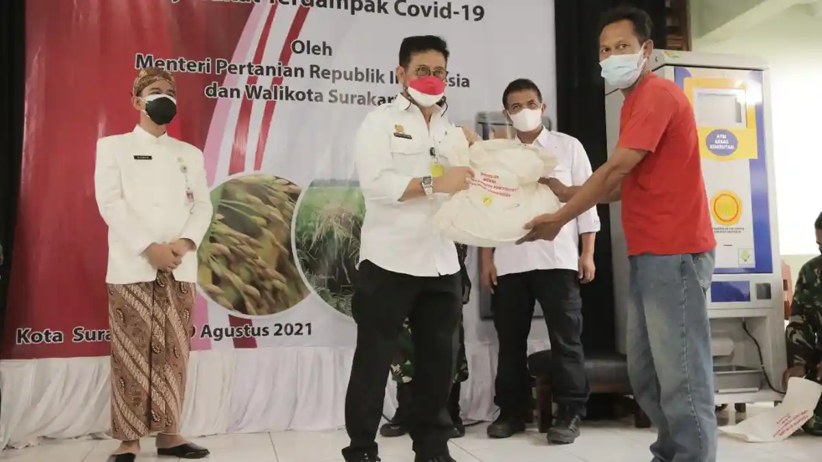 Bertolak Ke Solo, Mentan Serahkan Bantuan ATM Beras untuk Masyarakat