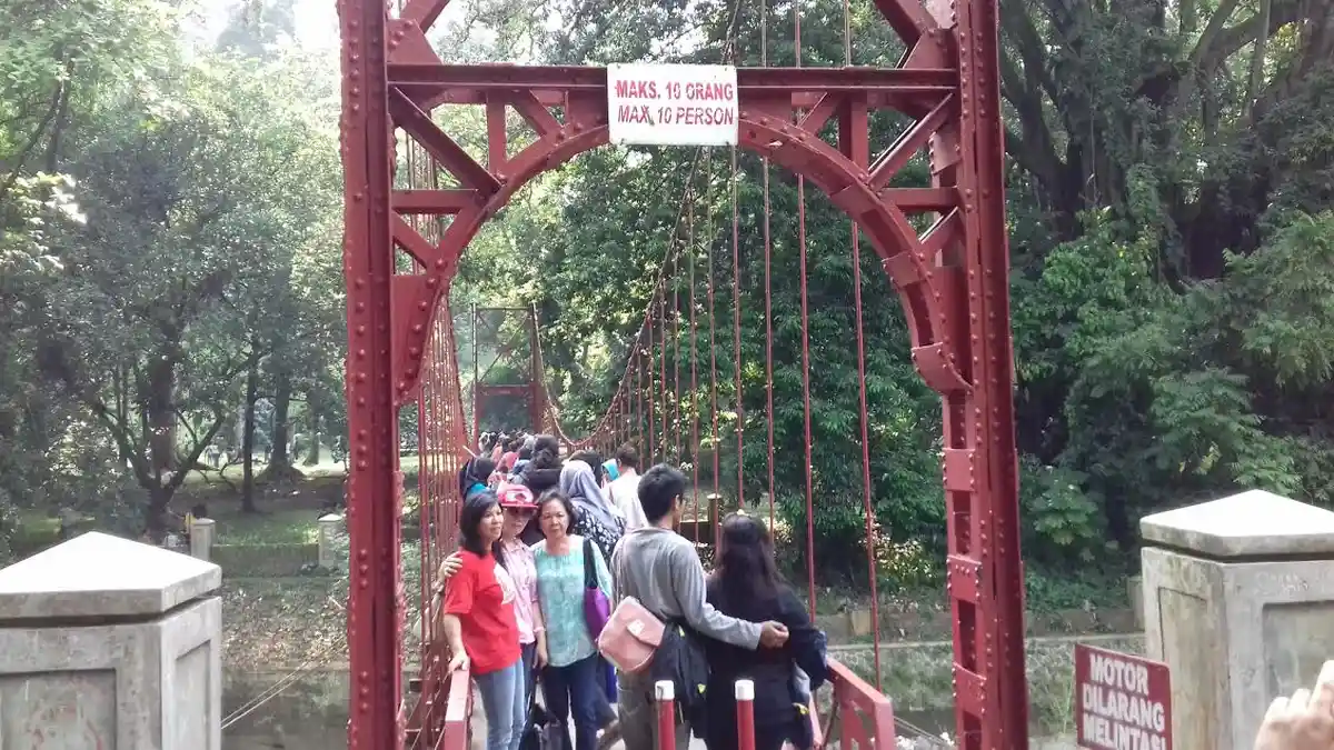 Maksimal 10 Orang, Lihat Berapa Jumlah Pengunjung di Jembatan Merah Ini
