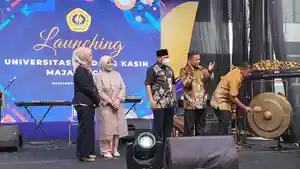 Sekda-Kabupaten-Majalengka-Eman-Suherman-kanan-saat-memukul-gongss.jpg