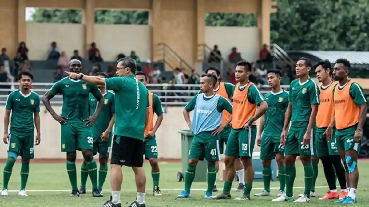 Pasrah Pada Keputusan PT LIB, Aji Santoso Beber Kerugian Persebaya vs Persija Jika Digelar Waktu Ini
