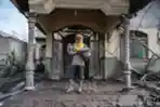 Pengungsi Erupsi Semeru Mulai Bersihkan Rumah