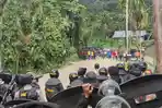 demo-11-mei-papua-aparat-bungkam-massa-gunakan-air-dibalas-dengan-lemparan-batu.jpg