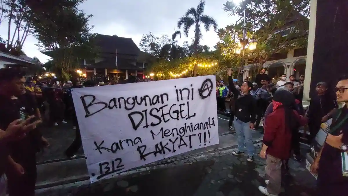 Massa Mahasiswa Segel Kantor DPRD Kota Solo