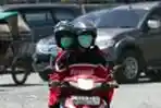 Warga Medan Mengunakan Masker