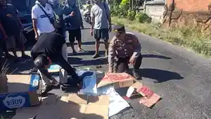 Aparat-Kepolisian-dari-Polsek-Kerambitan-melakukan-oleh-TKP-dan-mengevakuasi-korban-wf.jpg