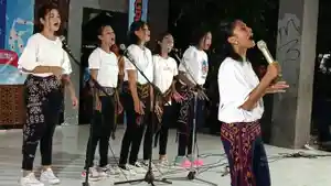 Anggota-grup-angel-voice-Maumere-saat-menyanyi-lagu-Au-Le-Ia-di-Maumere-Sikka-NTT.jpg
