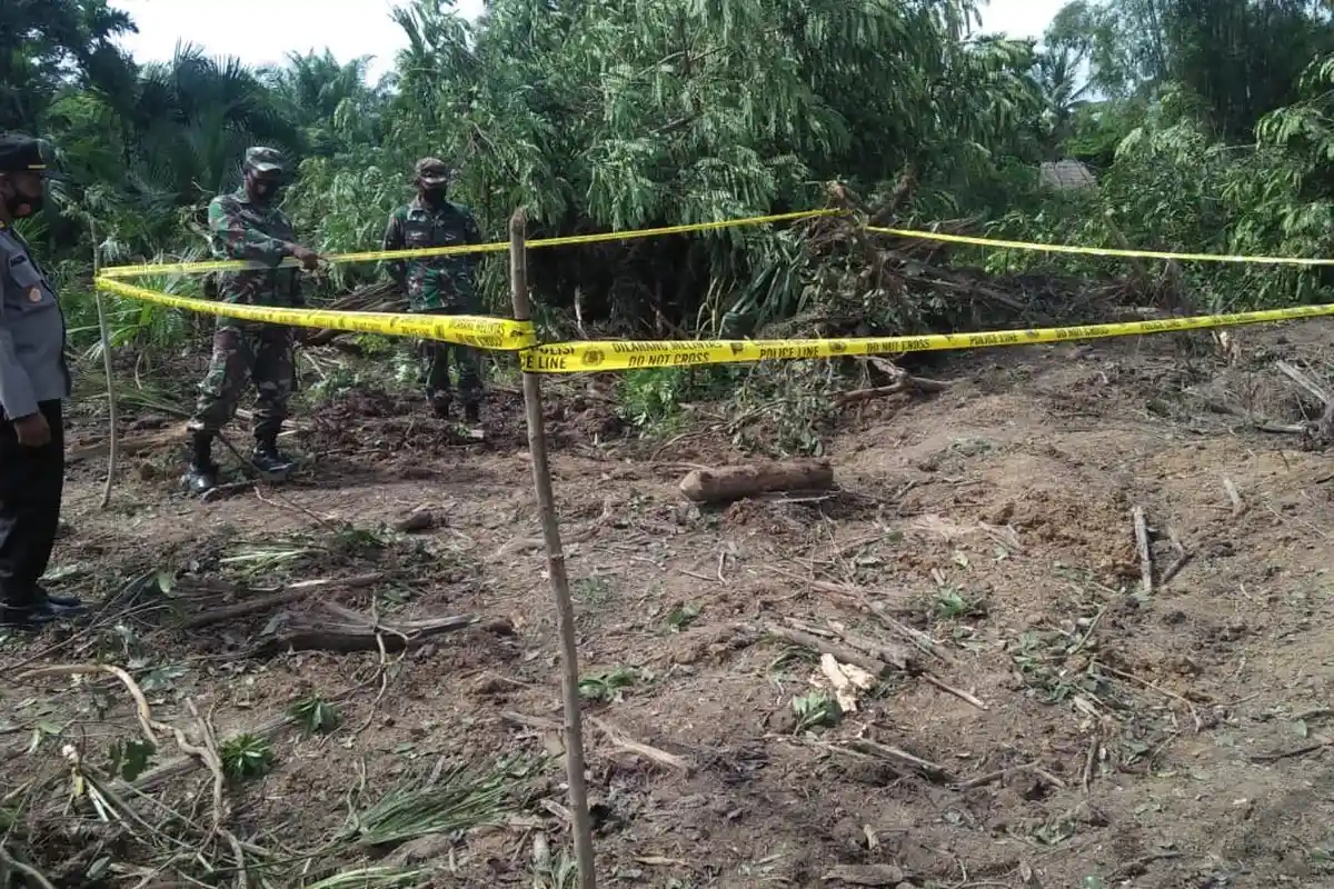 Operator Beko Temukan Benda Diduga Bom Saat Ratakan Tanah di Aceh Utara