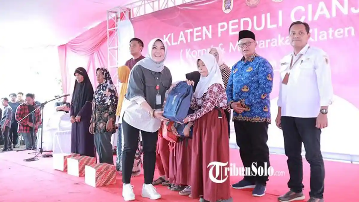 Peduli Masyarakat Korban Gempa Cianjur, Sri Mulyani Serahkan Bantuan Total Rp 2,2 Miliar
