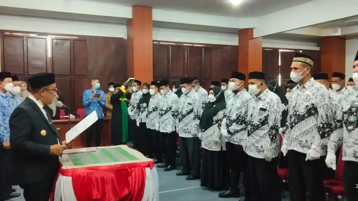 Bupati Aceh Jaya Lantik Puluhan Kepala Sekolah, Ini Pesannya