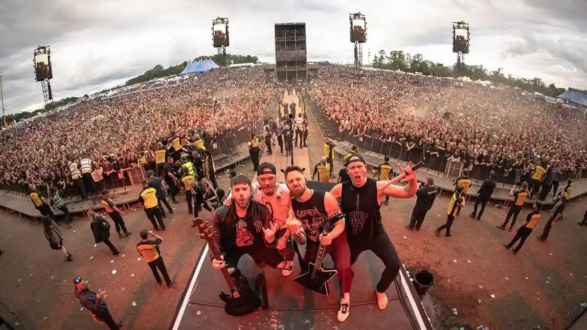 Lirik dan Terjemahan Lagu Tears Don’t Fall – Bullet for My Valentine