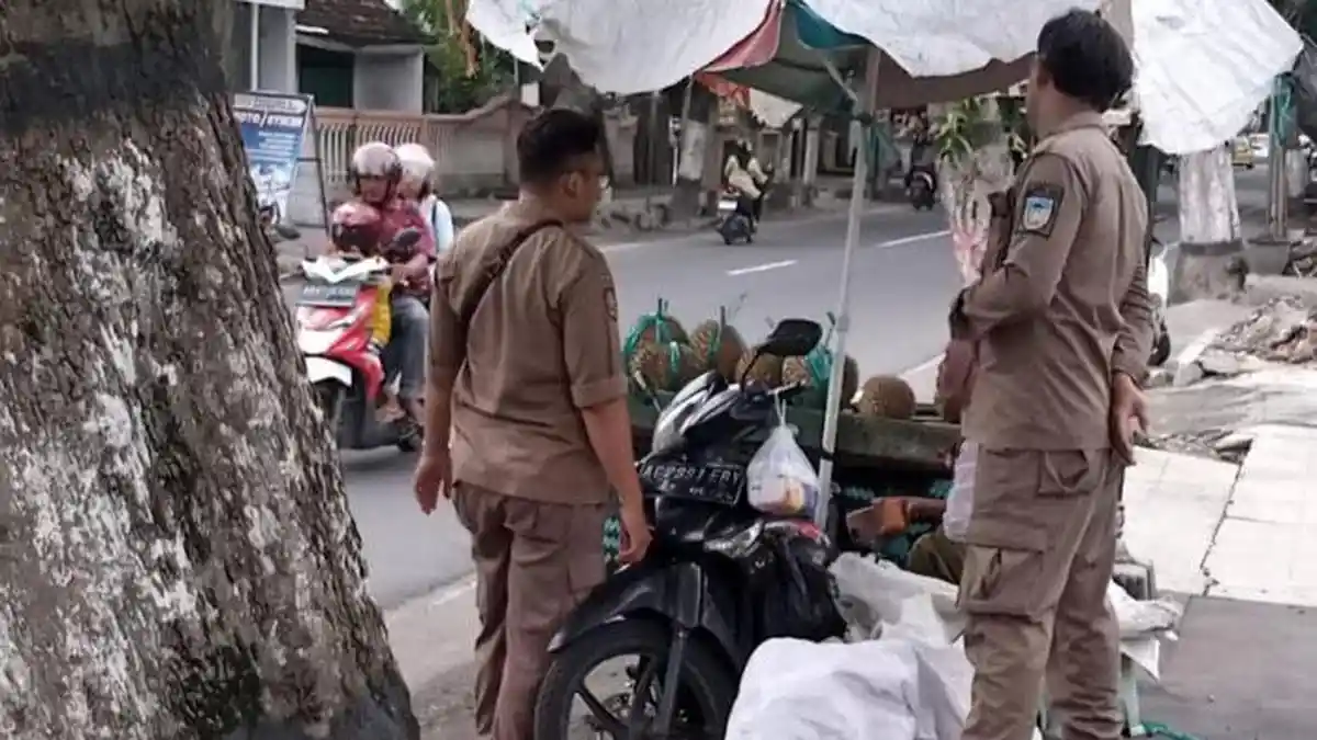 Satpol PP Kabupaten Kediri Tertibkan Para PKL di Sepanjang Bahu Jalan PB Sudirman